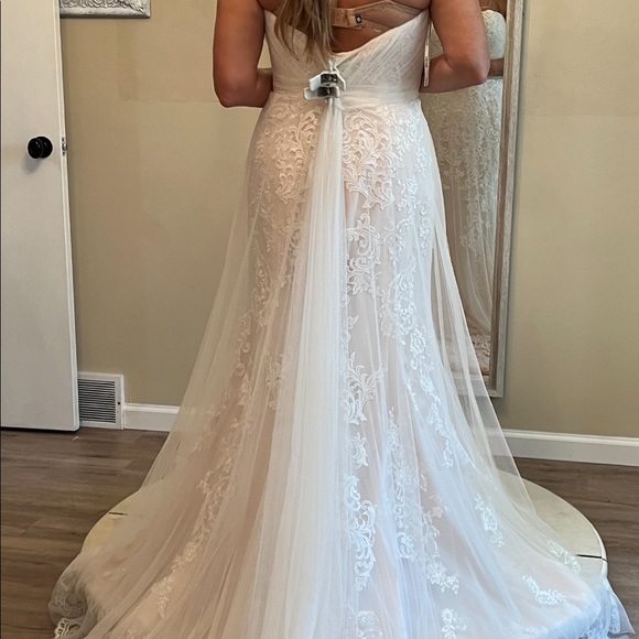 A brand new  ivory blush withoverlay Stella York wedding dress size 14 - Picture 10 of 12